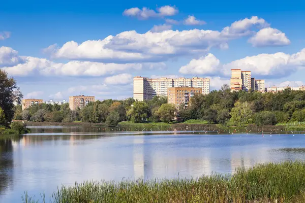 PUSHKINO, RUSIA, 15 de septiembre de 2015. Ciudad otoño paisaje. Casas en la orilla del río Serebryanka — Foto de Stock