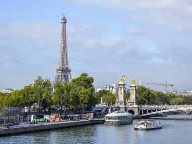 29 Eylül 2015 tarihinde, Paris, Fransa. Eyfel Kulesi bir şehir manzarası.