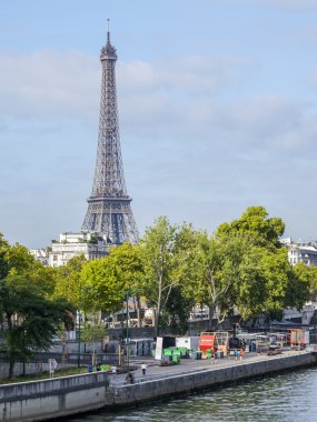 29 Eylül 2015 tarihinde, Paris, Fransa. Eyfel Kulesi bir şehir manzarası.