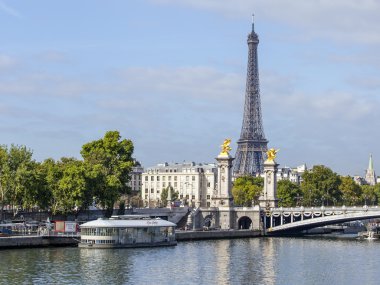 29 Eylül 2015 tarihinde, Paris, Fransa. Eyfel Kulesi bir şehir manzarası.