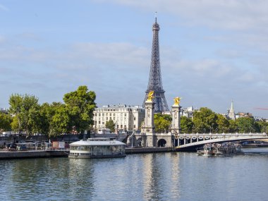 29 Eylül 2015 tarihinde, Paris, Fransa. Eyfel Kulesi bir şehir manzarası.