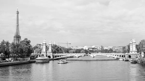 PARIS, FRANÇA, em 29 de agosto de 2015. Ponte Alexandre III . — Fotografia de Stock