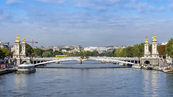 PARIS, FRANÇA, em 29 de agosto de 2015. Ponte Alexandre III . — Fotografia de Stock