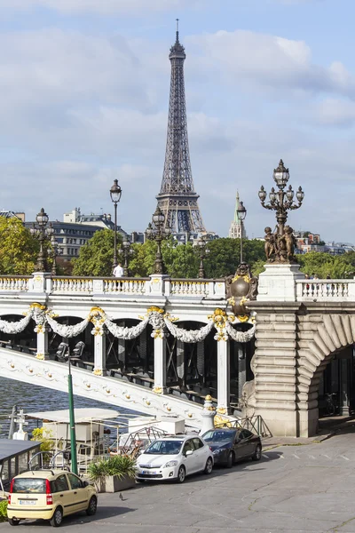 PARÍS, FRANCIA, 29 de septiembre de 2015. Un paisaje urbano con la Torre Eiffel. Vista del Sena y del Puente Alejandro III —  Fotos de Stock