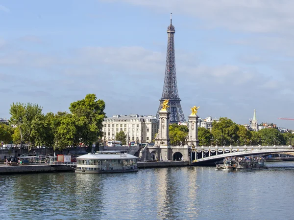 29 Eylül 2015 tarihinde, Paris, Fransa. Eyfel Kulesi bir şehir manzarası. — Stok fotoğraf