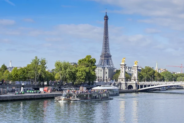 PARIS, FRANÇA, em 29 de setembro de 2015. Uma paisagem da cidade com a Torre Eiffel . — Fotografia de Stock