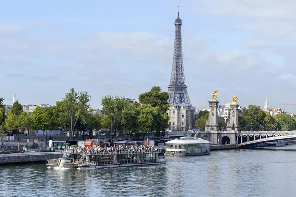 PARÍS, FRANCIA, 29 de septiembre de 2015. Un paisaje urbano con la Torre Eiffel . — Foto de Stock