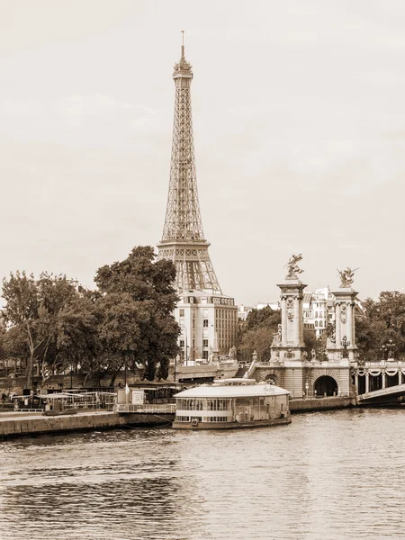 Paris, franz, am 29. september 2015. eine stadtlandschaft mit dem eiffelturm. — Stockfoto