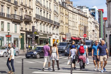 Paris, Fransa, 28 Eylül 2015 tarihinde. Kentsel görünümü. Parlak güneşli bir günde tipik Paris Caddesi.