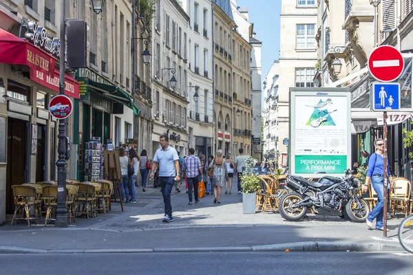 Parigi, FRANCIA, il 28 SETTEMBRE 2015. Vista urbana. Tipica strada parigina nella luminosa giornata di sole . — Foto Stock