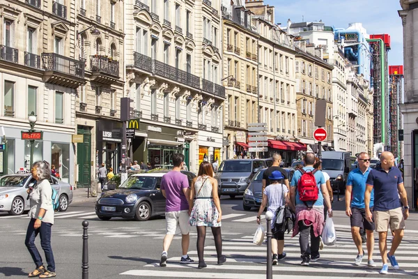 パリ、フランス、2015 年 9 月 28 日に。都市の眺め。明るい晴れた日の典型的なパリの通り. — ストック写真