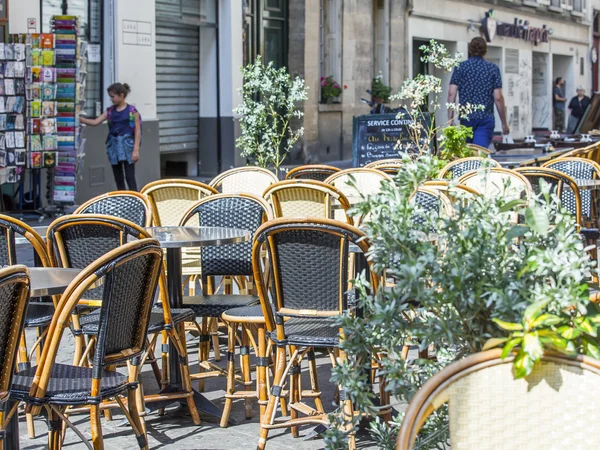 Paryż, Francja, na 29 sierpnia 2015. Malownicze letniej kawiarni na ulicy. — Zdjęcie stockowe