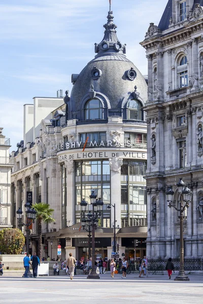 PARIS, France, le 29 SEPTEMBRE 2015. Fragment d'un complexe architectural de la place devant la mairie — Photo