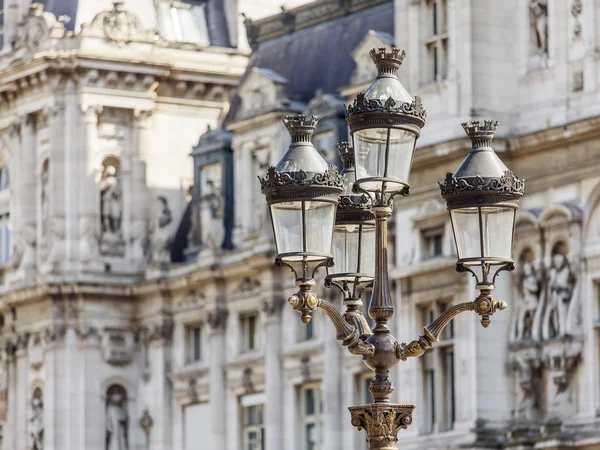 Paříž, Francie, na 29 srpnu 2015. Krásná pouličního osvětlení před budovou radnice městské. — Stock fotografie