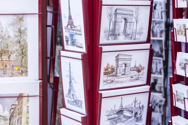 PARIS, FRANCE, le 29 août 2015. Cartes d'art avec vue sur Paris sur une vitrine de souvenirs — Photo