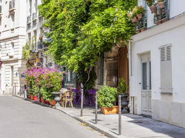 PARIS, FRANCE, le 28 août 2015. Vue urbaine. Rue parisienne pittoresque dans la journée ensoleillée . — Photo