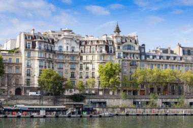 29 Ağustos 2015 tarihinde, Paris, Fransa. Seine dolgu üzerinde manzarası.