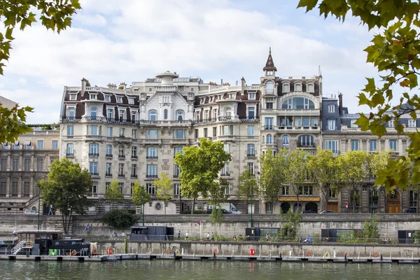 PARIS, FRANÇA, em 29 de agosto de 2015. Skyline em Seine Embankment . — Fotografia de Stock