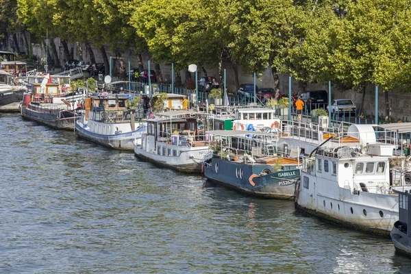 Parijs, Frankrijk, op augustus 29, 2015. Weergave van Seine Embankment. Bewoonde schepen zijn afgemeerd aan de kust — Stockfoto