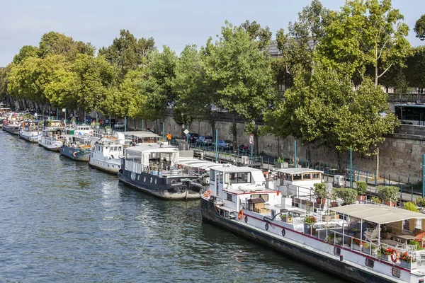 PARIS, FRANCE, le 29 août 2015. Vue sur la Seine Embankment. barges habitées sont amarrées à la côte — Photo