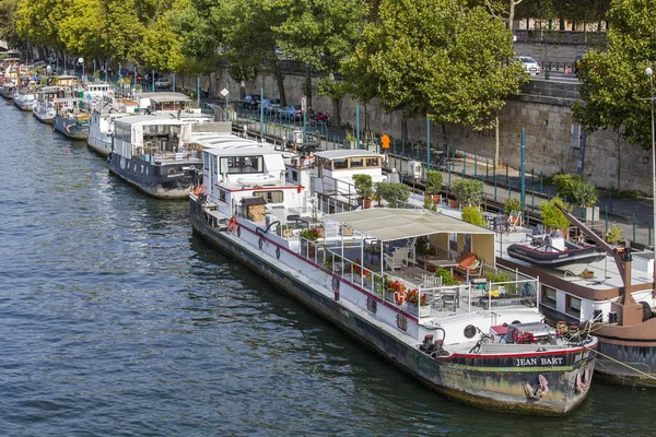 PARIS, FRANCE, on AUGUST 29, 2015. View of Seine Embankment. Inhabited barges are moored to the coast — Stock Photo, Image