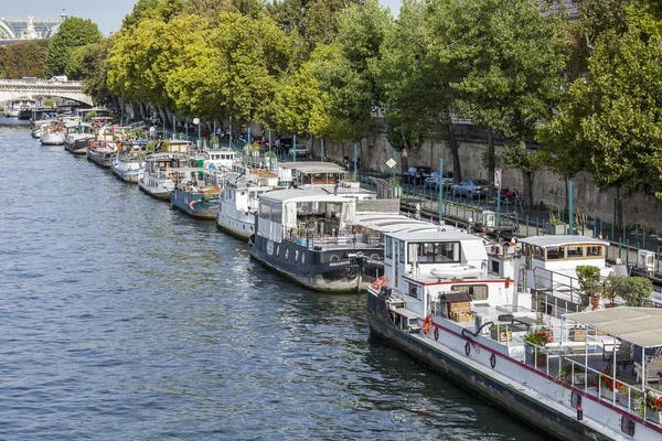 PARIS, FRANCE, on AUGUST 29, 2015. View of Seine Embankment. Inhabited barges are moored to the coast — Stock Photo, Image