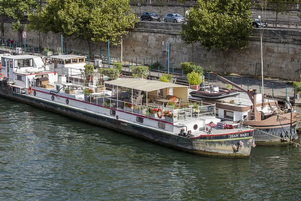 Paryż, Francja, na 29 sierpnia 2015. Widok na nasyp Seine. Zamieszkane przez barki zacumowane są do wybrzeża — Zdjęcie stockowe