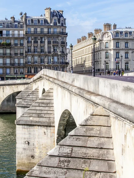 París, Francia, 29 de agosto de 2015. Puente de reyes (Pont Royal) de París y Seine Embankment — Foto de Stock