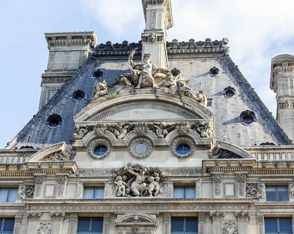 París, Francia, 29 de agosto de 2015. Fragmento de una de las fachadas del palacio real del Louvre. Ahora Louvre es uno de los museos más grandes del mundo, tanto el famoso monumento arquitectónico como histórico . —  Fotos de Stock
