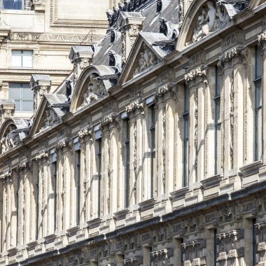 29 Ağustos 2015 tarihinde, Paris, Fransa. Bir cephe Kraliyet Louvre Sarayı'nın parçası. Louvre her iki ünlü mimari ve tarihi anıt dünyanın en büyük müzelerinden biri.