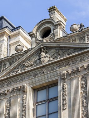 29 Ağustos 2015 tarihinde, Paris, Fransa. Bir cephe Kraliyet Louvre Sarayı'nın parçası. Louvre her iki ünlü mimari ve tarihi anıt dünyanın en büyük müzelerinden biri.