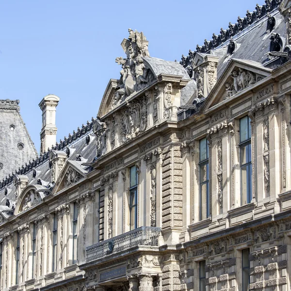 PARIS, FRANCE, on AUGUST 29, 2015. Fragment of one of facades of the royal Louvre palace. Now Louvre is one of the largest museums of the world both the famous architectural and historical monument. — Stock Photo, Image