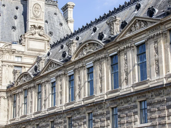 Parijs, Frankrijk, op augustus 29, 2015. Fragment van een van de gevels van het Louvre paleis. Nu is Louvre een van de grootste musea van de wereld zowel de beroemde architectonische en historische monument. — Stockfoto