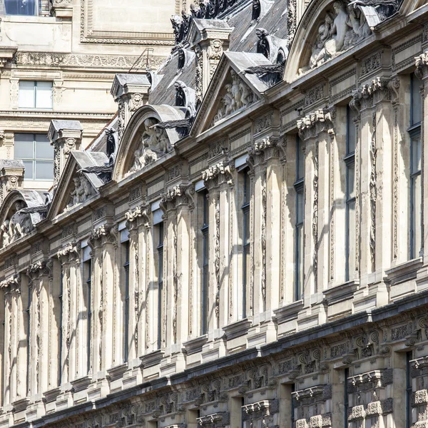 Paris, Frankrike, den 29 augusti 2015. Fragment av en av fasader Louvren slottet. Louvren är nu en av de största museerna i världen både berömda arkitektoniska och historiska monumentet. — Stockfoto