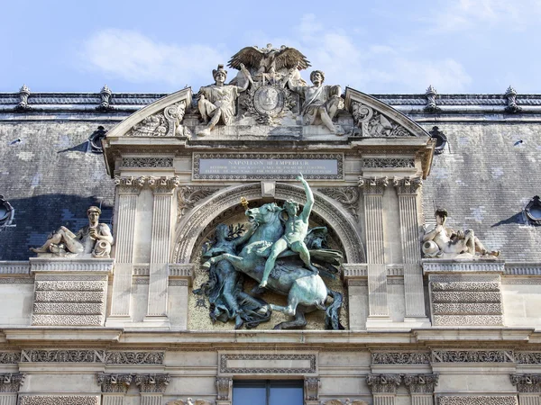 Париж, Франция, 29 августа 2015 г. Фрагмент одного из фасадов дворца в Лувре. В настоящее время Лувр является одним из крупнейших музеев мира как знаменитый архитектурно-исторический памятник . — стоковое фото