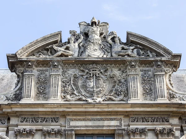 Παρίσι, Γαλλία, στις 29 Αυγούστου 2015. Θραύσμα ενός προσόψεων από το βασιλικό παλάτι του Λούβρου. Τώρα το Λούβρο είναι ένα από τα μεγαλύτερα μουσεία του κόσμου τόσο το περίφημο αρχιτεκτονικό και ιστορικό μνημείο. — Φωτογραφία Αρχείου