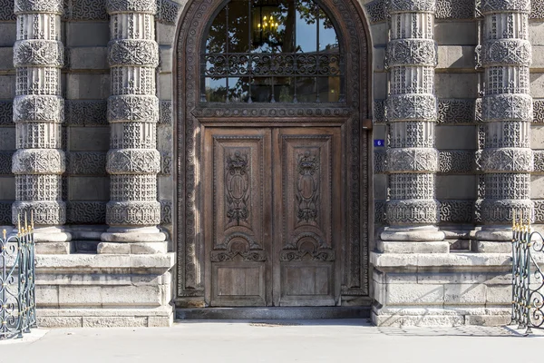 PARIS, FRANCE, on AUGUST 29, 2015. Fragment of one of facades of the royal Louvre palace. Now Louvre is one of the largest museums of the world both the famous architectural and historical monument. — Stock Photo, Image