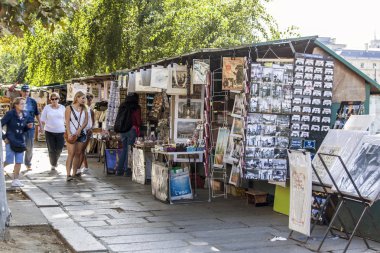 29 Ağustos 2015 tarihinde, Paris, Fransa. Bibliopoles Seine dolgu, Paris'in sembolleri üzerinde geleneksel kabinleri