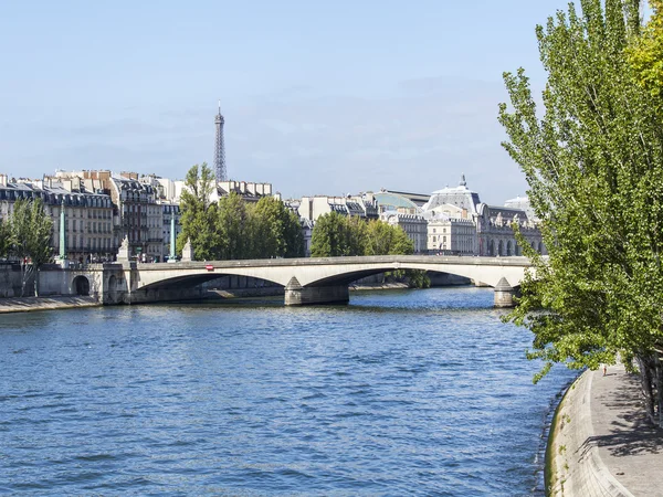 París, Francia, 29 de agosto de 2015. Puente de reyes (Pont Royal) de París y Seine Embankment — Foto de Stock