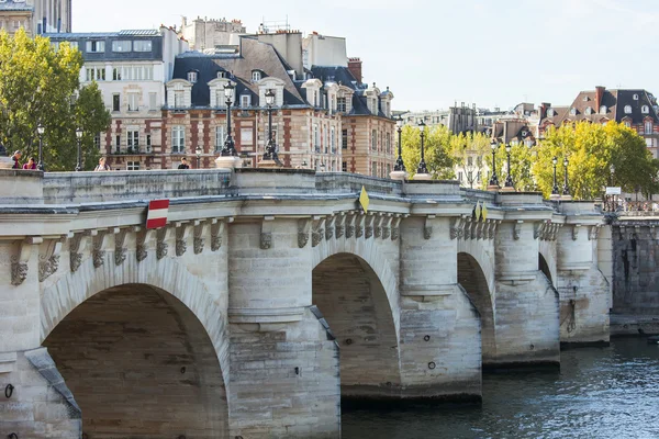 Parigi, FRANCIA, il 29 AGOSTO 2015. Novy Bridge (fr. Pont Neuf) - il più antico dei ponti rimasti di Parigi attraverso la Senna — Foto Stock