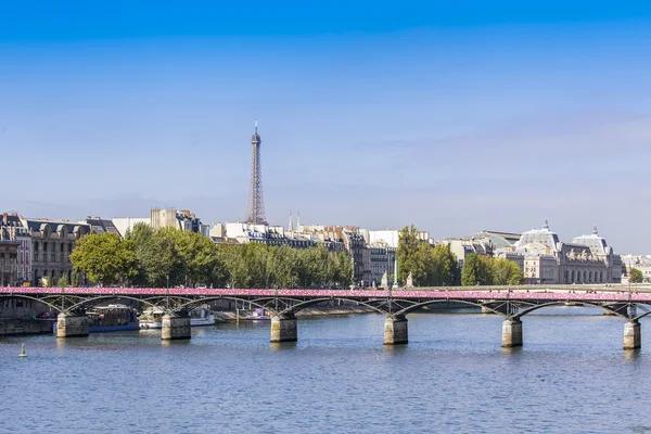 PARIS, FRANÇA, em 29 de agosto de 2015. Ponte Iskusstv (fr. pont des Arts ou passerelle des Arts) - a primeira ponte de ferro de Paris através do rio Sena. Skyline em Seine Embankment . — Fotografia de Stock