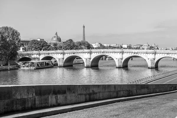 PARIS, FRANCE, on AUGUST 29, 2015. Novy Bridge (fr. Pont Neuf) - the oldest of the remained bridges of Paris through the river Seine — Stock Photo, Image