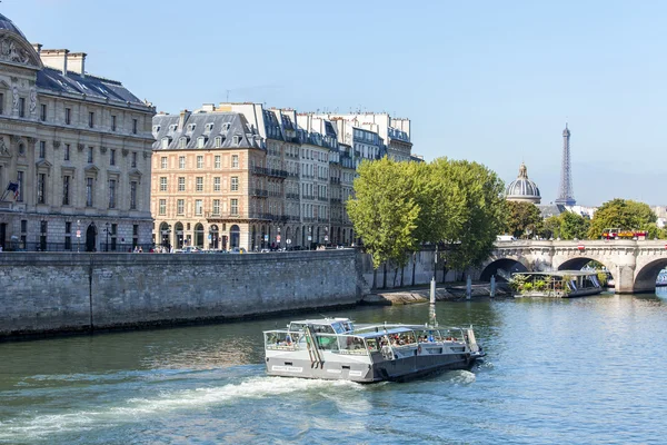 Paris, Frankrike, den 28 augusti 2015. Urban Visa. Vandrande fartyget flyter nedför floden — Stockfoto