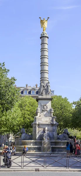 30 Ağustos 2015 tarihinde, Paris, Fransa. Chatelet Meydanı (fr. Place du Chatelet heykel sabrıyla) — Stok fotoğraf