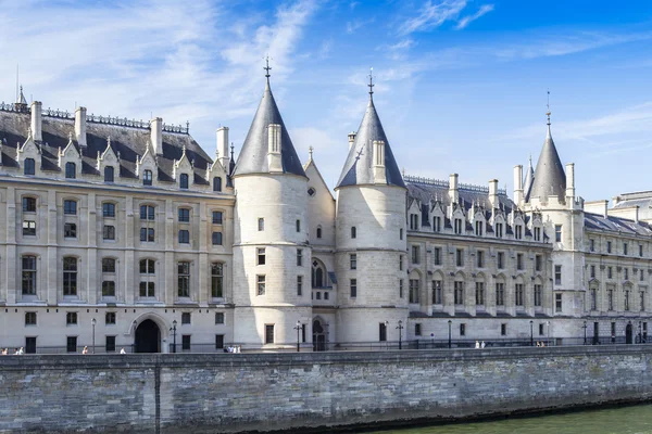 Παρίσι, Γαλλία, στις 29 Αυγούστου 2015. Στον ορίζοντα Σηκουάνα ανάχωμα. Konsyerzheri (fr. La Conciergerie) - το πρώην βασιλικό κάστρο, κατασκευάζεται στο Xiii-ΧΧ, τώρα το Μουσείο — Φωτογραφία Αρχείου