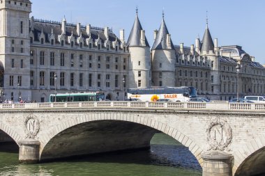 29 Ağustos 2015 tarihinde, Paris, Fransa. Setin Seine Nehri manzarası. Konsyerzheri (fr. La Conciergerie) - eski kraliyet Kalesi, XIII-Xx, şimdi Müzesi inşa edilmiştir