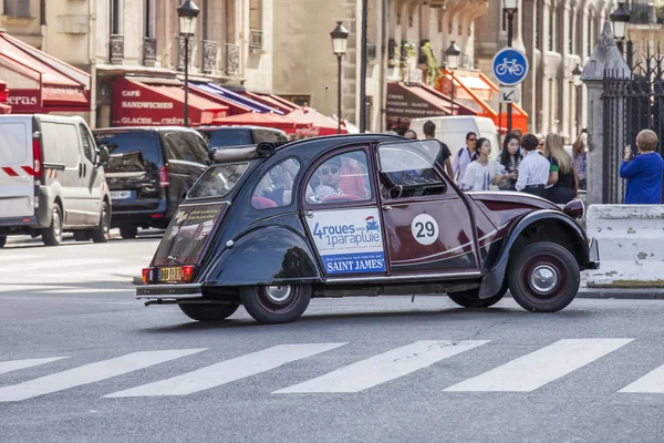 Parijs, Frankrijk, op 28 augustus 2015. Stedelijke weergave. Typisch Parijse straat in de zonnige dag. Retro Franse auto in de straat — Stockfoto