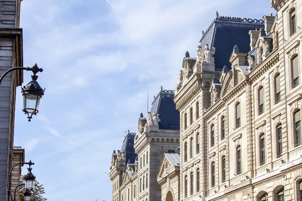 PARIS, FRANCE, le 28 août 2015. Détails architecturaux des bâtiments typiques — Photo