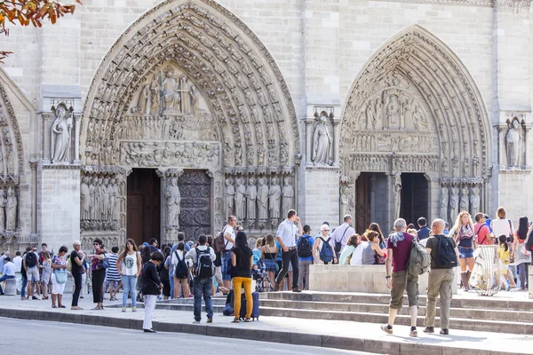 2015年8月30日, 法国巴黎。巴黎圣母院附近的游客。巴黎圣母院是巴黎的象征之一. — 图库照片