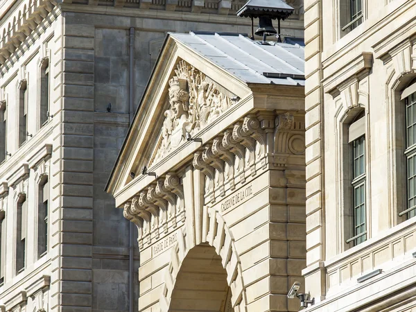 Париж, Франция, 28 августа 2015 г. Архитектурные детали типичных зданий — стоковое фото